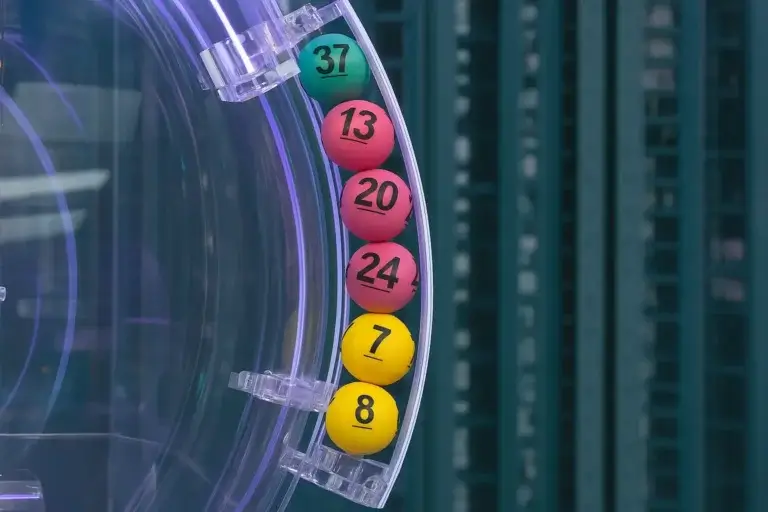תוצאות לוטו שעלו בגורל בשישה כדורי הגרלה צבעוניים וממוספרים בתוך מכונה שקופה